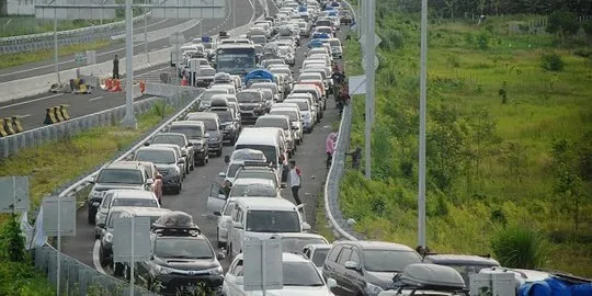 ilustrasi kendaraan di jalan tol. (foto merdeka.com).