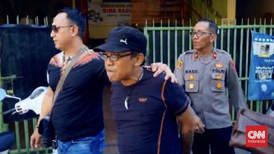 Ketua DPC Partai Solidaritas Indonesia (PSI) Kecamatan Gubeng, Surabaya, Rizky Eka Mahendra (44) ditetapkan sebagai tersangka atas kasus dugaan pelecehan seksual. (CNN Indonesia/Farid) 