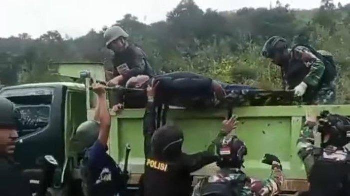 Sejumlah anggota TNI-Polri melakukan evakuasi terhadap jenazah Letnan Dua Oktovianus Sokolray, Komandan Komando Rayon Militer (Danramil) 1703-04/Aradide. (Tribunnews)