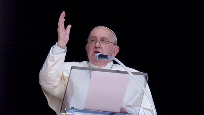 Paus Fransiskus memimpin doa Regina Caeli dari jendelanya di Vatikan, Minggu (14/4/2024). (Vatikan Media via Reuters)