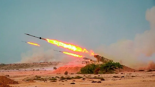 Rudal ditembakkan dalam latihan militer Garda Revolusi Iran di Selat Hormuz, Iran. Foto: Sepahnews/ via AP (Diunduh Kumparan)