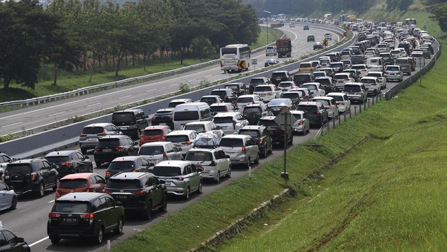 Suasana arus balik di jalur one way menuju Jakarta di tol Jakarta Cikampek, Minggu (14/4/2024). (Antara via CNN Indonesia)