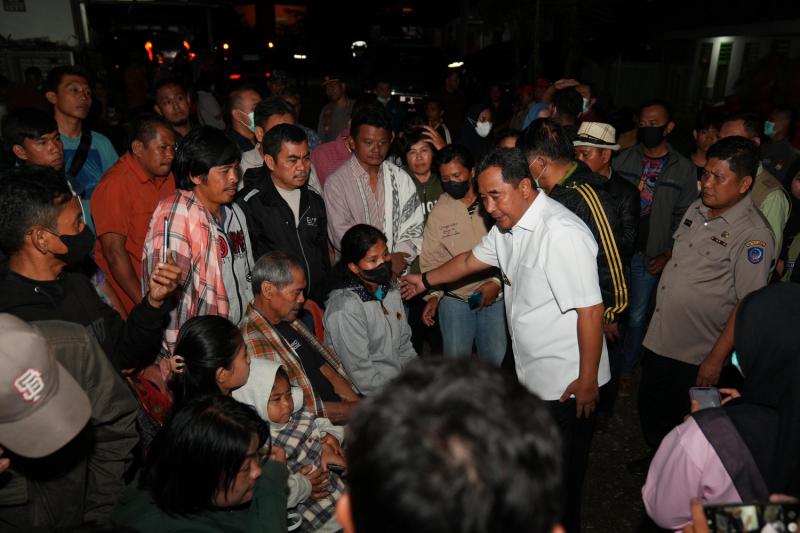 Penjabat Gubernur Sulawesi Selatan, Bahtiar Baharuddin berkunjung melihat langsung kondisi korban tanah longsor di Tana Toraja. Ia tiba pukul 21.23 WITA pada Minggu malam, 14 April 2024, di Rumah Sakit Lakipadada di Makale, Kabupaten Tana Toraja. (Pemprov Sulsel)