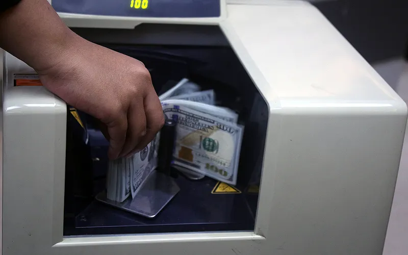 Nilai tukar rupiah di pasar spot masih melanjutkan pelemahan pada hari ini. Rabu (17/4), rupiah spot ditutup di level Rp 16.220 per dolar Amerika Serikat (AS). Pergerakan rupiah sepanjang hari ini masih melemah. Bahkan, rupiah sempat mencapai titik terendah dalam 4 tahun usai berada di level Rp 16.265 per dolar AS. Robinsar Nainggolan