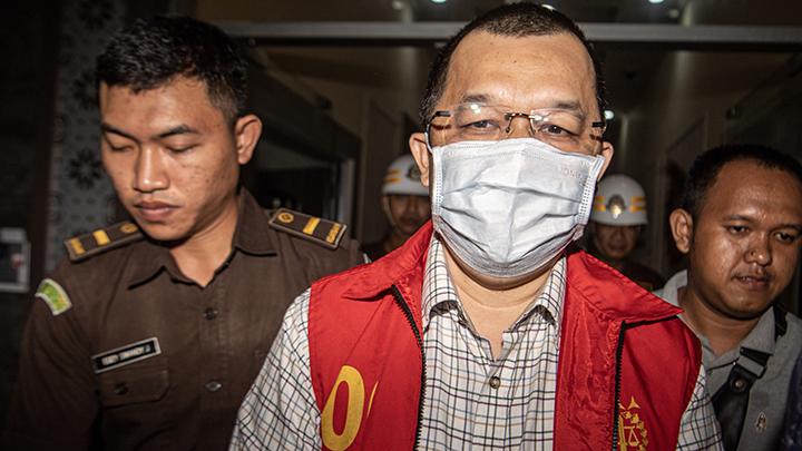 Mantan Ketua Komite Olahraga Nasional Indonesia (KONI) Sumatera Selatan Hendri Zainudin (HZ) ditahan oleh Penyidik Kejaksaan Tinggi Sumatera Selatan dalam kasus dugaan korupsi, Selasa (16/4/2024). (Tempo)