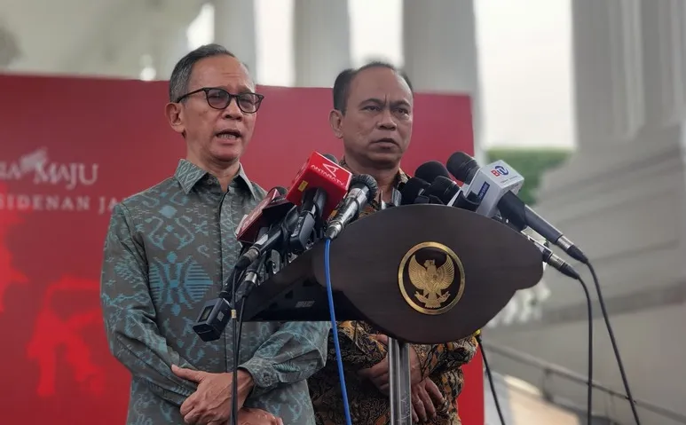 Ketua Dewan Komisioner Otoritas Jasa Keuangan Mahendra Siregar (kiri) dan Budi Arie memberikan keterangan kepada wartawan seusai mengikuti rapat tertutup terkait judi daring, di Istana Merdeka, Jakarta, Kamis (18/4/2024). (Kompas)