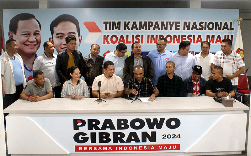 Presiden terpilih Prabowo Subianto meminta pendukungnya tak melakukan aksi di depan Mahkamah Konstitusi (MK) besok. Mengikuti imbauan Prabowo, para pendukung memutuskan untuk membatalkan rencana menggelar aksi itu. Hal ini disampaikan oleh Ketua Relawan Tim Kampanye Nasional (TKN) Prabowo-Gibran, Haris Rusli Moti. Robinsar Nainggolan