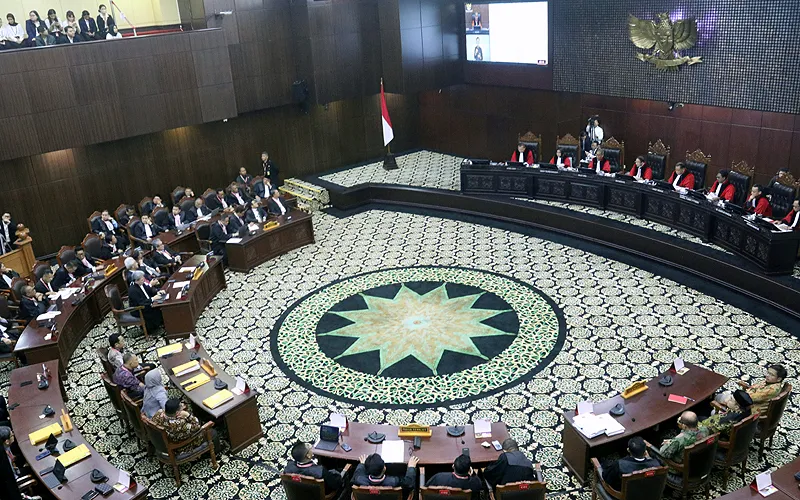 Mahkamah Konstitusi (MK) menolak permohonan sengketa hasil Pemilihan Presiden (Pilpres) 2024 yang diajukan calon presiden dan wakil presiden nomor urut 3 dan nomor urut 1.  MK menyatakan permohonan pemohon tidak beralasan menurut hukum seluruhnya. Sidang dimulai pada pukul 09.00 WIB dan dipimpin oleh Ketua MK Suhartoyo. Tujuh hakim MK lainnya juga hadir dalam sidang PHPU. Robinsar Nainggolan