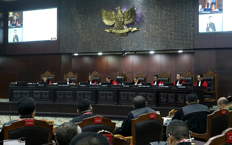 Mahkamah Konstitusi (MK) menolak permohonan sengketa hasil Pemilihan Presiden (Pilpres) 2024 yang diajukan calon presiden dan wakil presiden nomor urut 3 dan nomor urut 1.  MK menyatakan permohonan pemohon tidak beralasan menurut hukum seluruhnya. Sidang dimulai pada pukul 09.00 WIB dan dipimpin oleh Ketua MK Suhartoyo. Tujuh hakim MK lainnya juga hadir dalam sidang PHPU. Robinsar Nainggolan
