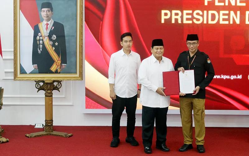 Komisi Pemilihan Umum (KPU) RI resmi menetapkan pasangan calon presiden dan calon wakil presiden (capres-cawapres) nomor urut 2, Prabowo Subianto-Gibran Rakabuming Raka, sebagai presiden dan wakil presiden terpilih hasil Pemilihan Presiden (Pilpres) 2024. Penetapan ini dilakukan selang dua hari setelah Mahkamah Konstitusi (MK) menolak seluruh gugatan sengketa hasil pilpres. Robinsar Nainggolan