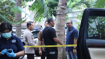 Petugas kepolisian saat olah TKP kematian Brigadir RA di Mampang. (istimewa)