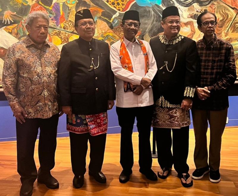 Prof. M. Syarifuddin Ketua Mahkamah Agung (MA) sekaligus Ketua Umum IKA UII bersama Ketua Dewan Penasehat IKA UII, Mahfud MD dan Advokat Senior yang juga Sekjen DPP IKA UII Ari Yusuf Amir. (ist)