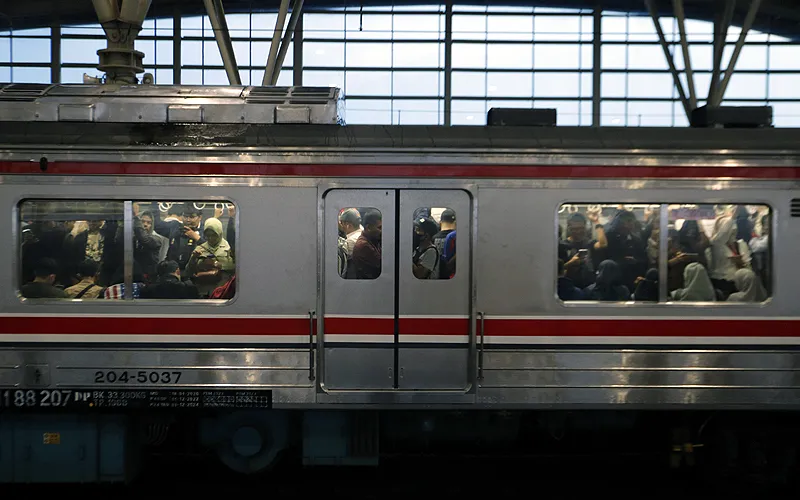 Penumpang menunggu kedatangan Commuterline di Stasiun Manggarai, Jakarta, Senin (29/4/2024). Pemerintah berencana akan menaikan tarif kereta Commuteline Jabodetabek pada tahun ini. Rencana penyesuaian tarif KRL ini sudah dibahas dengan Kementerian Perhubungan, termasuk potensi tarif menjadi naik. Namun, sampai saat ini belum ada keputusan apakah tarif tersebut naik atau tidak. Dan belum akan ada kenaikan dalam waktu dekat. Robinsar Nainggolan