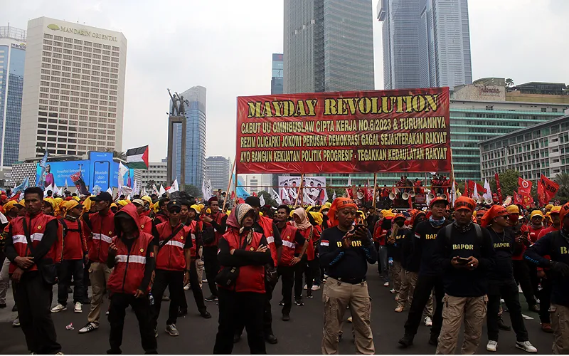 Buruh dari sejumlah serikat pekerja berunjuk rasa memperingati Hari Buruh Internasional di Bunderan Hotel Indonesi, Jakarta, Rabu (1/5/2024).Dalam aksinya, mereka menuntut penghapusan otonomi ketenagakerjaan, mewujudkan rasa aman dan kebebasan berserikat serta penerapan upah minimum yang layak. Robinsar Nainggolan