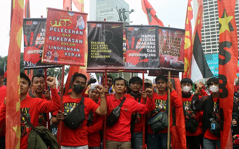 Buruh dari sejumlah serikat pekerja berunjuk rasa memperingati Hari Buruh Internasional di Bunderan Hotel Indonesi, Jakarta, Rabu (1/5/2024).Dalam aksinya, mereka menuntut penghapusan otonomi ketenagakerjaan, mewujudkan rasa aman dan kebebasan berserikat serta penerapan upah minimum yang layak. Robinsar Nainggolan