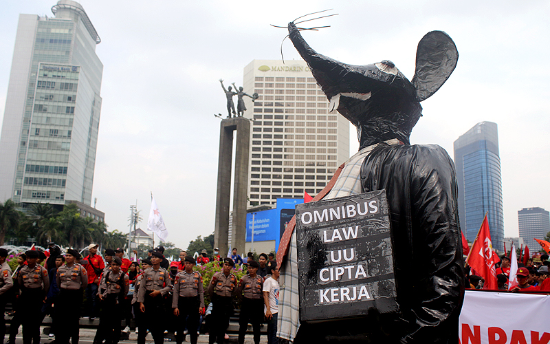 Buruh dari sejumlah serikat pekerja berunjuk rasa memperingati Hari Buruh Internasional di Bunderan Hotel Indonesi, Jakarta, Rabu (1/5/2024).Dalam aksinya, mereka menuntut penghapusan otonomi ketenagakerjaan, mewujudkan rasa aman dan kebebasan berserikat serta penerapan upah minimum yang layak. Robinsar Nainggolan