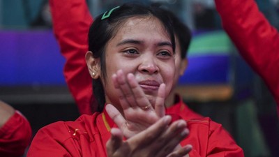 Gregoria Mariska Tunjung menangis usai Indonesia lolos ke semifinal Uber Cup 2024. (ANTARA FOTO/GALIH PRADIPTA) 