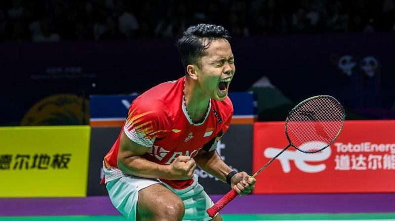 Anthony Ginting melakukan selebrasi usai menang atas pebulu tangkis Taiwan Chou Tien Chen dalam semifinal Piala Thomas 2024 di Chengdu Hi Tech Zone Sports Center Gymnasium, Chengdu, China, Sabtu (4/5/2024). Ginting menang 21-18, 21-19. (Antara via BBC Indonesia)