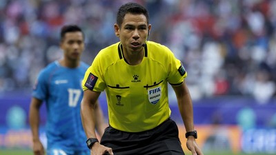 Sivakorn Pu Udom disebut bakal terlibat jadi perangkat pertandingan di Indonesia vs Guinea. (AFP/KARIM JAAFAR)