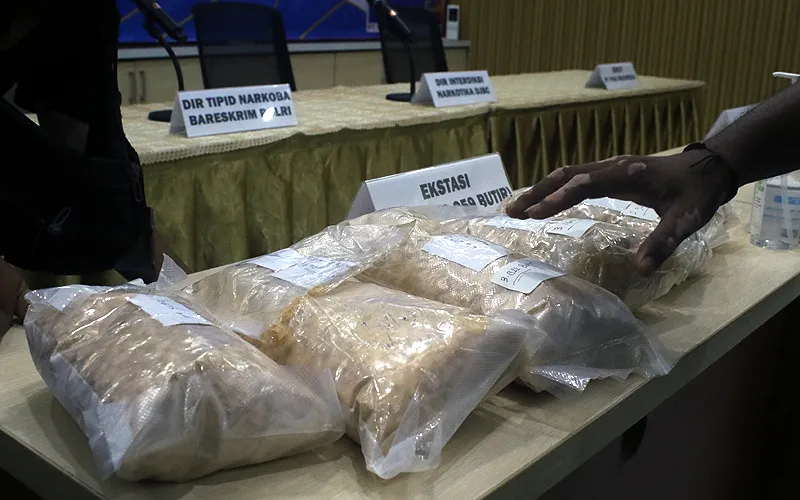 Ilustrasi narkoba.Joint operation Bea Cukai Pasar Baru bersama Dittipidnarkoba Bareskrim Polri berhasil menggagalkan penyelundupan narkotika jenis ekstasi sebanyak 20.000 butir. Adapun penyelundupan itu berkedok spare part dan bingkisan kado. Pengungkapan itu bermula ketika pihak Bea Cukai dan Dittipidnarkoba Bareskrim Polri menemukan kiriman barang berupa sparepart dan bungkusan kado yang ternyata berisi ekstasi. Robinsar Nainggolan