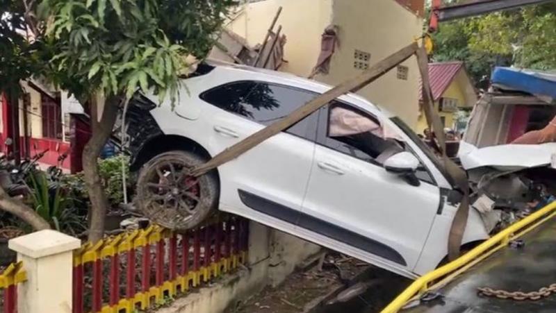 Mobil Porsche menabrak kantor Samapta Polrestabes Makassar (Dok.Kumparan)