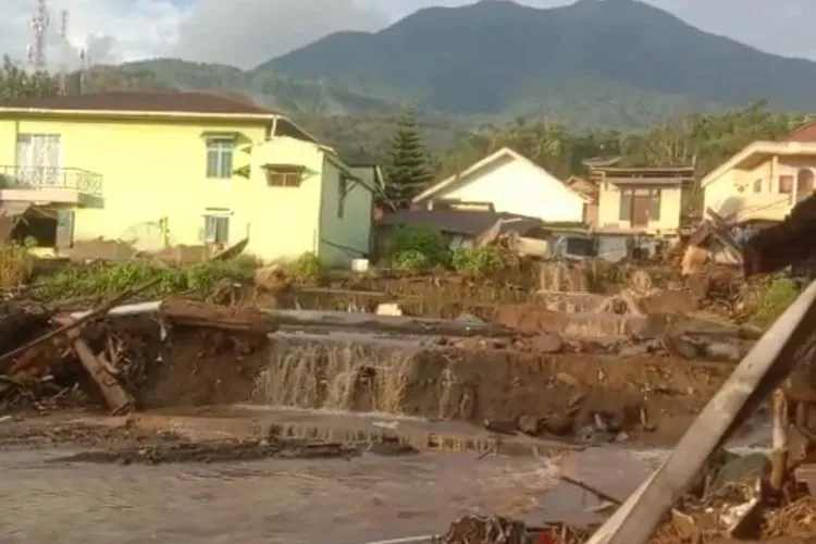 Rumah warga hancur akibat banjir lahar dingin, Minggu (12/5/2024) di Agam, Sumatera Barat(Foto: BPBD Agam)  