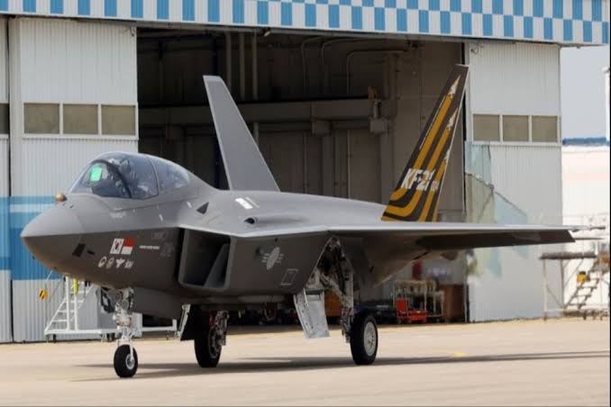 Prototipe jet tempur KF-21 Boramae bersiap untuk melakukan uji coba penerbangan di markas besar Korea Aerospace Industries (KAI) di Sacheon, Korea Selatan. Source: Joint Press Corps.