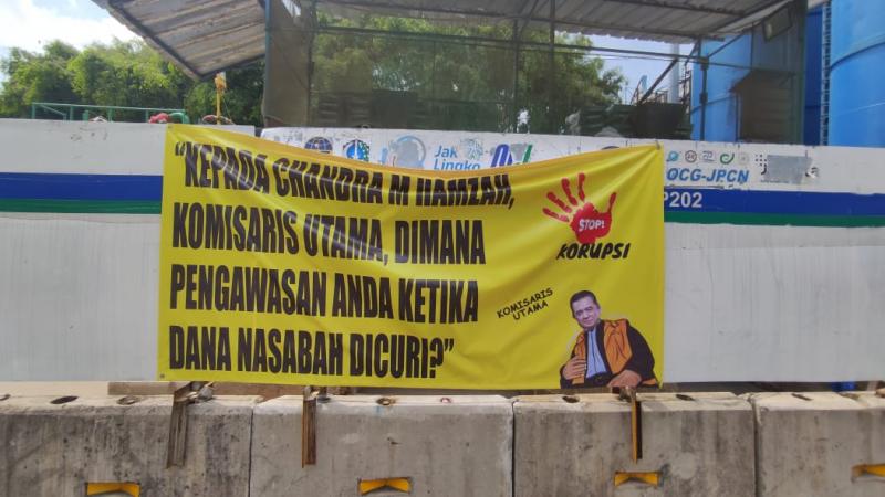 Kelompok Anti Korupsi menggelar aksi demo di depan Gedung BTN untuk mengusut dana nasabah yang raib. (Sinpo)