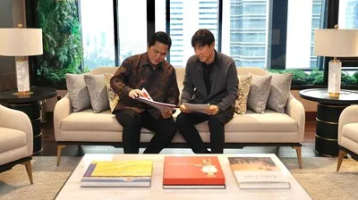 Erick Thohir dan Shin Tae Yong kembali berbincang bersama, namun tidak membahas kontrak. (Dok. PSSI)