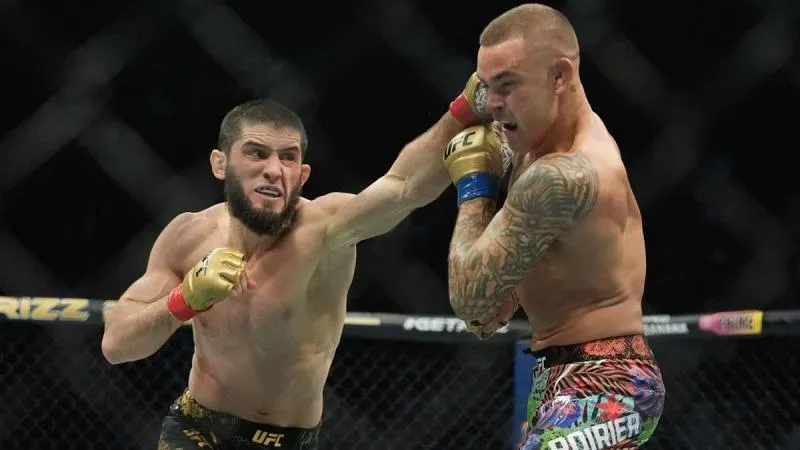 Usai Menangi UFC 302, Islam Makhachev Salat di Atas Bendera Palestina. (cnnindodnesia.com).
