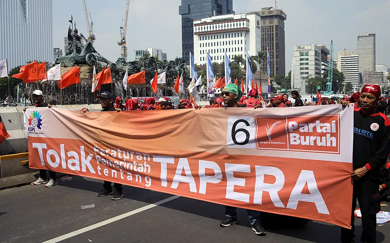 Buruh melakukan aksi unjuk rasa di kawasan Patung Kuda Arjuna Wiwaha, Jalan Medan Merdeka Barat, Jakarta, Kamis (6/6/2024). Unjuk rasa tersebut terkait penolakan terhadap tabungan perumahan rakyat (Tapera). Robinsar Nainggolan
