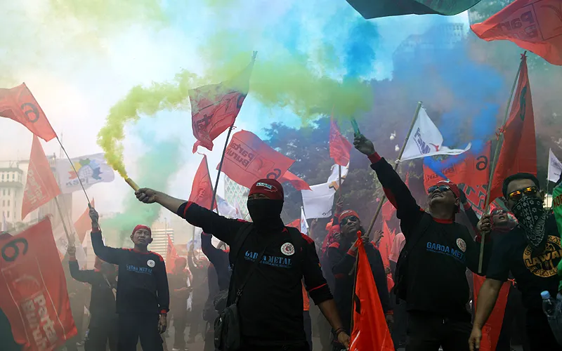 Buruh melakukan aksi unjuk rasa di kawasan Patung Kuda Arjuna Wiwaha, Jalan Medan Merdeka Barat, Jakarta, Kamis (6/6/2024). Unjuk rasa tersebut terkait penolakan terhadap tabungan perumahan rakyat (Tapera). Robinsar Nainggolan