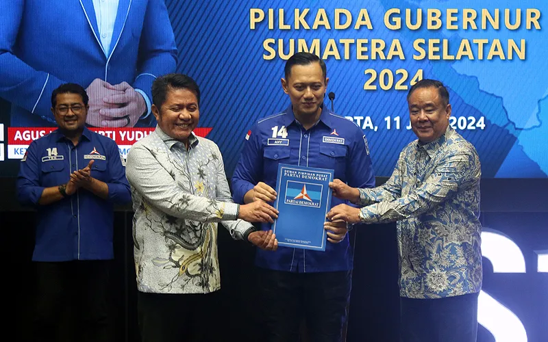 Penyerahan rekomendasi Partai Demokrat untuk Pilkada Gubernur Sumatera Selatan  Herman Derudan yang berpasangan dengan Cik Ujang juga  untuk Gubernur Maluku, Murad Ismail yang berpasangan dengan Michael Wattimena oleh Ketum Partai Demokrat, Agus Harimurti Yudhoyono (AHY) di Kantor DPP Partai Demokrat, Jakarta Pusat, Selasa (11/6/2024). Robinsar Nainggolan
