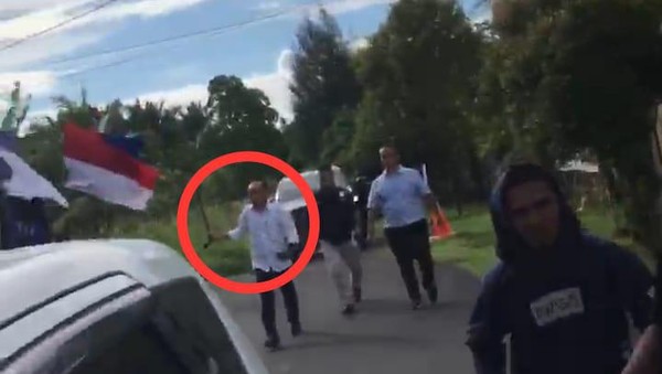 Foto: Tangkapan layar video Bupati Halmahera Utara Franz Manery mengejar massa demo pakai parang. (dok. istimewa)