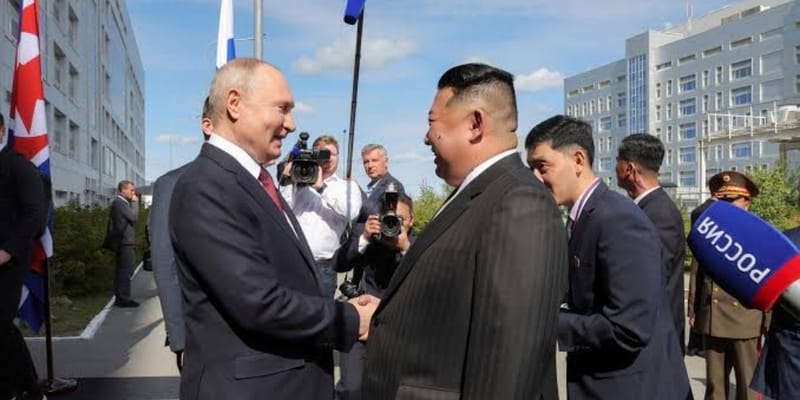 Tiba di Korut, Putin Disambut Karpet Merah-Peluk Hangat Kim Jong Un. (rmol.id).