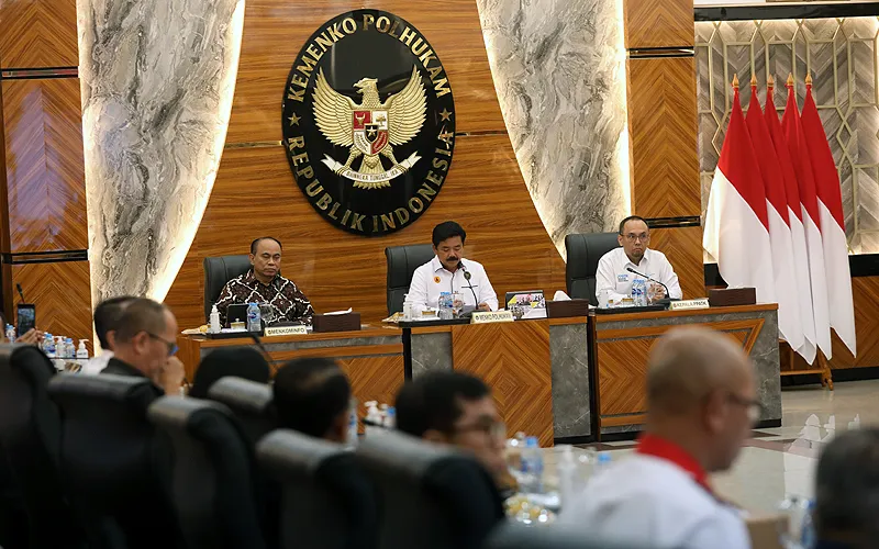 Menteri Koordinator Bidang Politik, Hukum, dan Keamanan (Menko Polhukam) Hadi Tjahjanto (tengah) memimpin rapat Satuan Tugas Pemberantasan Judi Online di Kemenko Polhukam, Jakarta Pusat, Rabu (19/6/2024). Menteri Komunikasi dan Informatika (Menkominfo) Budi Arie Setiadi selaku Ketua Harian Bidang Pencegahan Satgas Pemberantasan Judi Online dan Kepala Pusat Pelaporan dan Analisis Transaksi Keuangan (PPATK) Ivan Yustiavandana turut mendampingi Hadi Tjahjanto. Robinsar Nainggolan