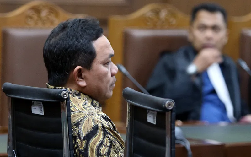 Majelis Hakim Pengadilan Tipikor Jakarta memvonis mantan anggota III Badan Pemeriksa Keuangan (BPK) Achsanul Qosasi dengan hukuman 2,5 tahun penjara dan denda Rp250 juta. Hakim menyatakan Achsanul terbukti bersalah menerima uang senilai USD 2,64 juta atau sebesar Rp 40 miliar terkait kasus korupsi proyek BTS 4G pada Bakti Kominfo. Robinsar Nainggolan