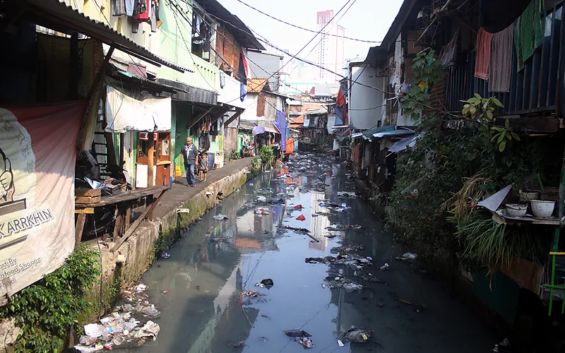 Besok (22/6/ 2024), Kota Jakarta menginjak usianya yang ke-497. Kota Jakarta yang disiapkan menjadi kota global, saat ini masih memiliki sejumlah permasalahan yang tidak kunjung selesai, salah satunya kemiskinan seperti terlihat di pemukiman di kawasan Kebon Kacang, Tanah Abang, Jakarta Pusat, Jumat (21/6/2024). Badan Pusat Statistik DKI Jakarta mencatat angka kemiskinan pada Maret 2023 sebesar 4,44 persen. Robinsar Nainggolan