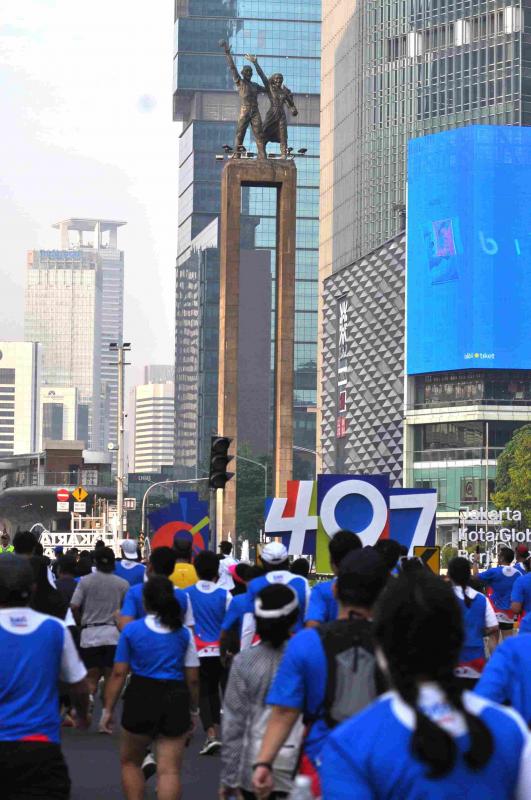ribuan pelari berpartisipasi dalam BTN Jakarta International Marathon (JAKIM) 2024 yang digelar start di Monas dan Finish di Stadion Gelora Bung Karno (GBK). Para pelari melalui rute yang melintasi di sejumlah jalan protokol di Jakarta, Minggu (23/6/2024).
