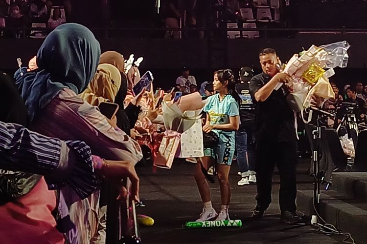 Artis Fuji An saat menerima buket bunga dan hadiah dari para fansnya usai memenangkan pertandingan bulu tangkis acara Pegadaian Badminton Mediaclash di Tennis Indoor Senayan, Jakarta Pusat, Minggu (30/6/2024).(KOMPAS.com/MELVINA TIONARDUS