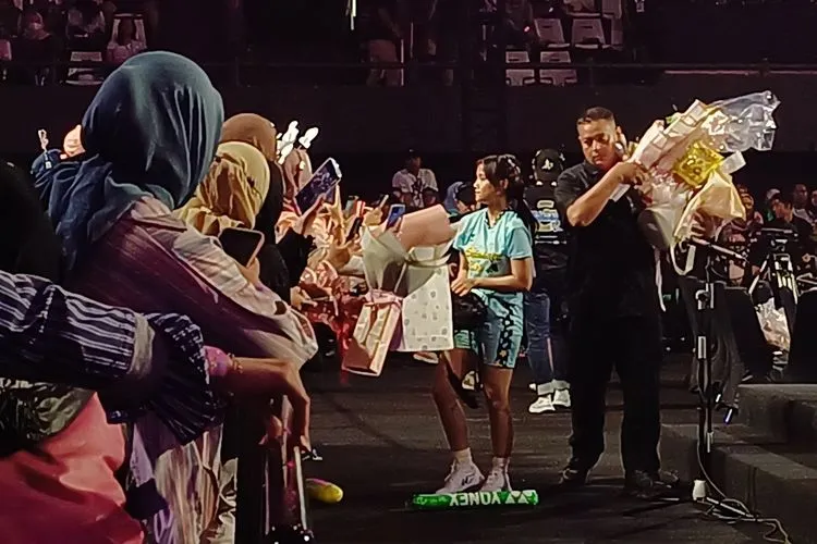 Artis Fuji An saat menerima buket bunga dan hadiah dari para fansnya usai memenangkan pertandingan bulu tangkis acara Pegadaian Badminton Mediaclash di Tennis Indoor Senayan, Jakarta Pusat, Minggu (30/6/2024).(KOMPAS.com/MELVINA TIONARDUS