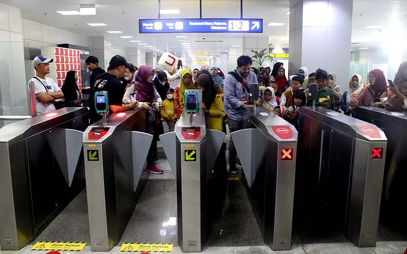 Anak-anak menaiki gerbong LRT saat mengikuti rangkaian kegiatan Warna-warni LRT Jakarta 2024 di Jakarta, Minggu (30/6/2024). PT LRT Jakarta menyelenggarakan Warna-warni LRT Jakarta 2024  untuk memberikan edukasi bertransportasi publik, memperkenalkan pelayanan unggulan LRT Jakarta, serta memperkuat resonansi brand awareness LRT Jakarta di kalangan masyarakat. Robinsar Nainggolan