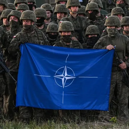 Prajurit memegang bendera NATO. (File Foto - Omar Marques/Getty Images)