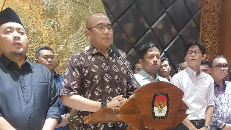 Sangat Tidak Etis Pejabat KPU Dampingi Hasyim Konpers Kasus Asusila. (Tirto).