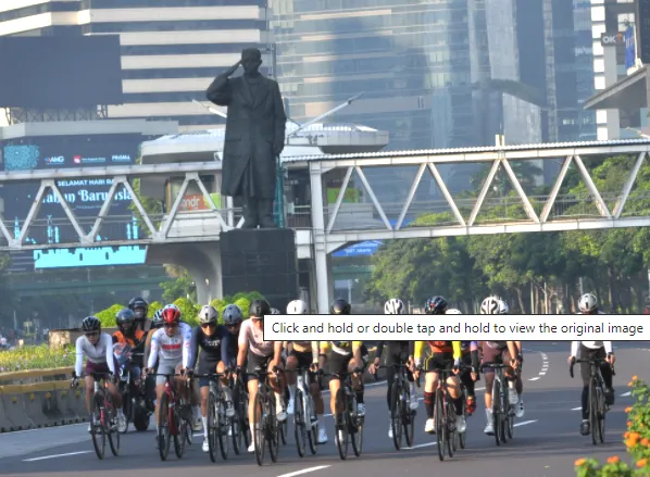 Peserta Melintasi Patung Sudirman.