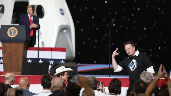 Sambil Beri Sanjungan, Elon Musk Akui Sepenuhnya Dukung Trump. (cnnindonesia.com).