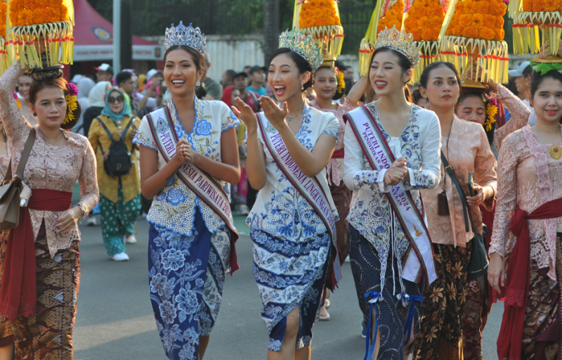 Puteri Indonesia Pariwisata Ketut Permata Juliastrid, Puteri Indonesia Lingkungan Sophie Kirana, dan Puteri Indonesia Pendidikan dan Kebudayaan Melati Tedja bersama iring-iringan ribuan wanita berkebaya di area CFD Tugu Selamat Datang (Bunderan HI) Jakarta, Minggu/7/2024).