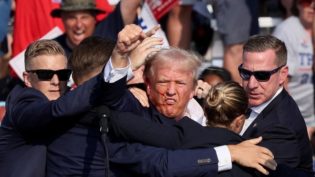 Trump Ditembak saat Kampanye, Wajah berdarah-Masih Kepalkan Tangan. (cnnindonesia.com).