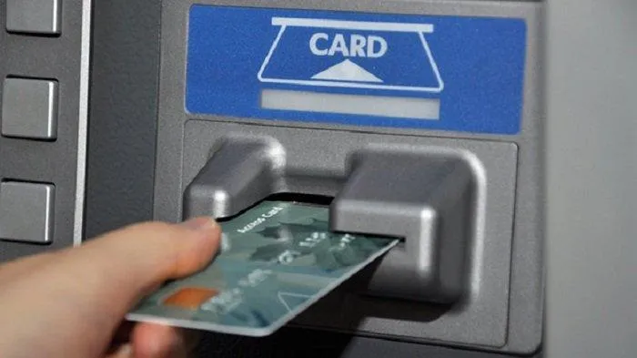Ilustrasi kartu ATM yang tertelan di mesin ATM (Dok.Kompas.id)