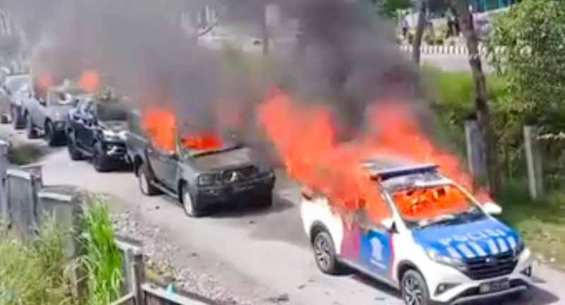 Buntut 3 Terduga OPM Ditembak Mati, Warga Bakar 6 Mobil TNI-Polri. (Istimewa).